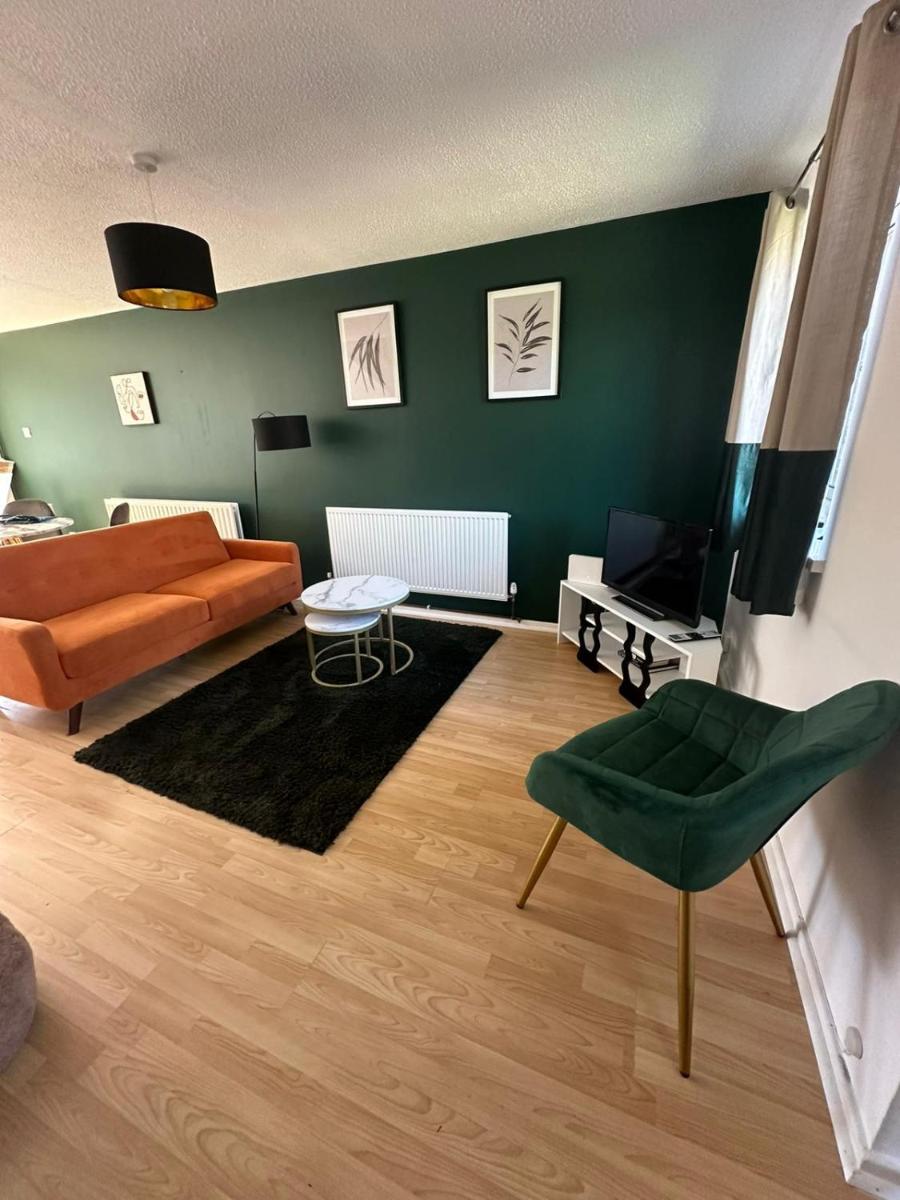 Cosy, Conveniently Located House by Dwell Haven - Close to Cardiff centre - Housity