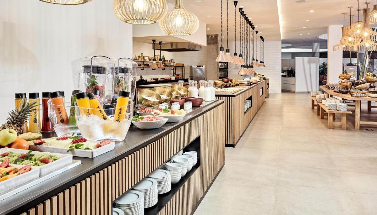 Comida en o cerca de este hotel