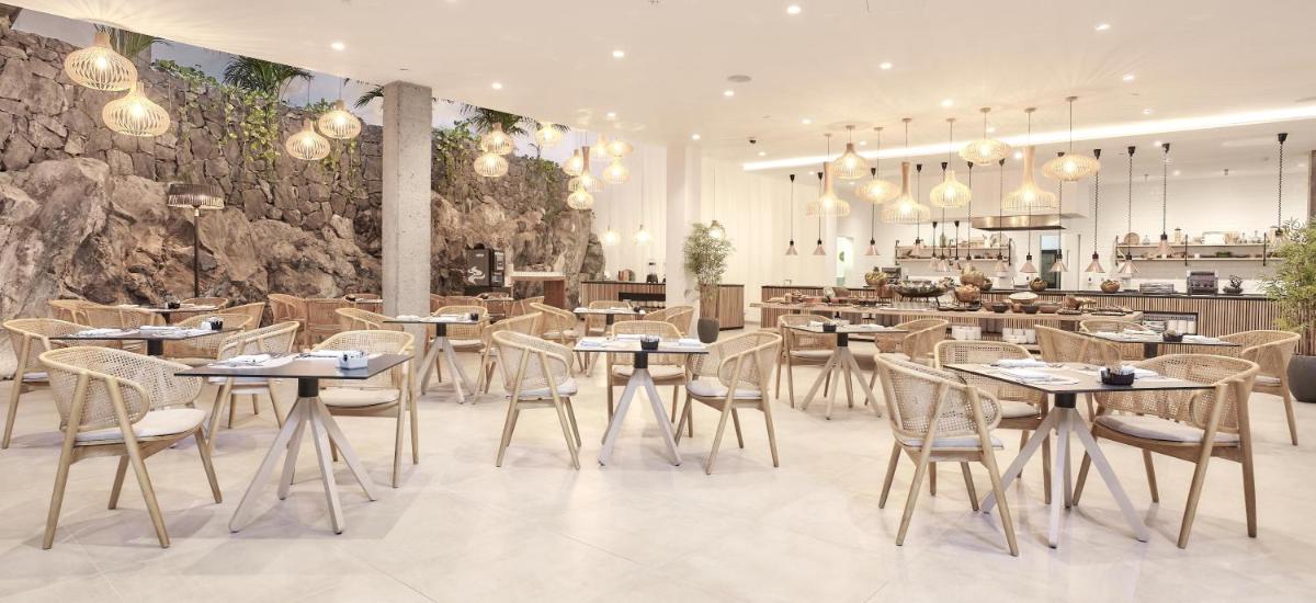 Un restaurante o sitio para comer en Hotel Baobab Suites