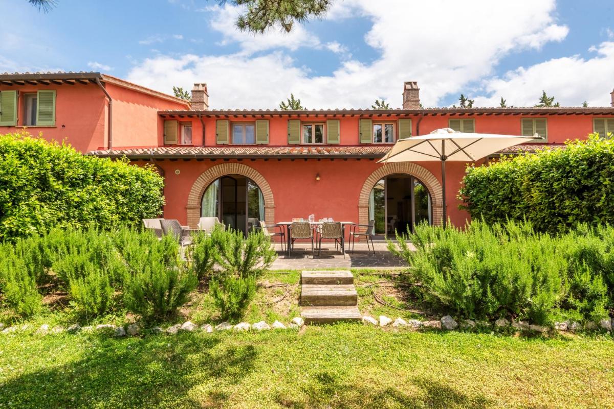 Luxury Resort with swimming pool in the Tuscan countryside, Villas on the ground floor with private outdoor area with panoramic view - Housity