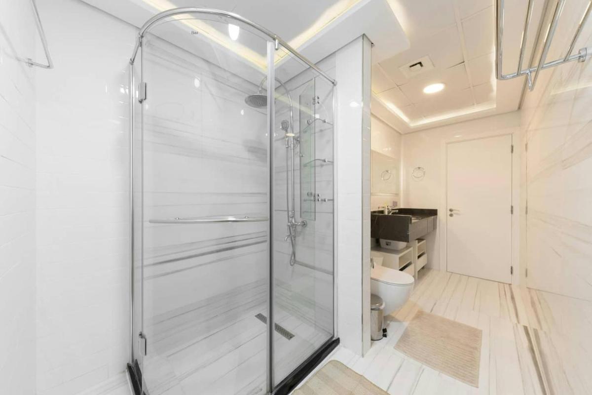 Suitetrails - Elegant JBR 1 Bedroom Modern Apt