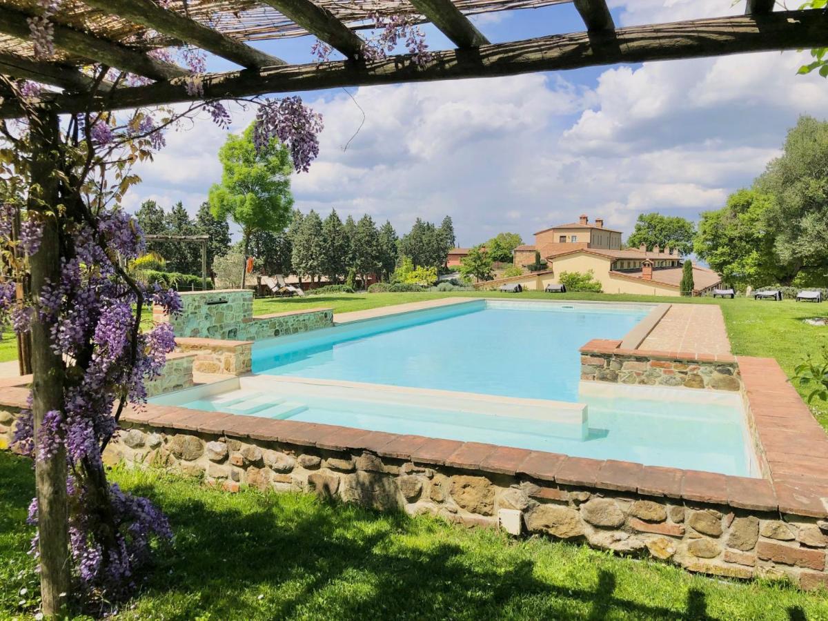 Luxury Resort with swimming pool in the Tuscan countryside, Villas on the ground floor with private outdoor area with panoramic view - Housity