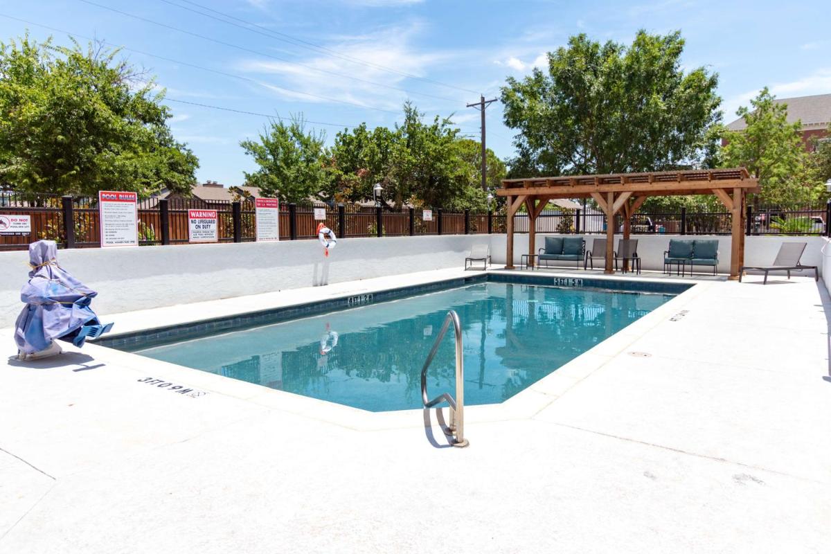 Hampton Inn & Suites Denton - Housity