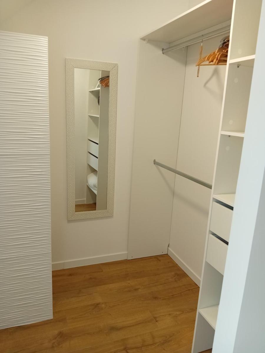 Chambre, salle de bain, toilette, salon privatif - Housity