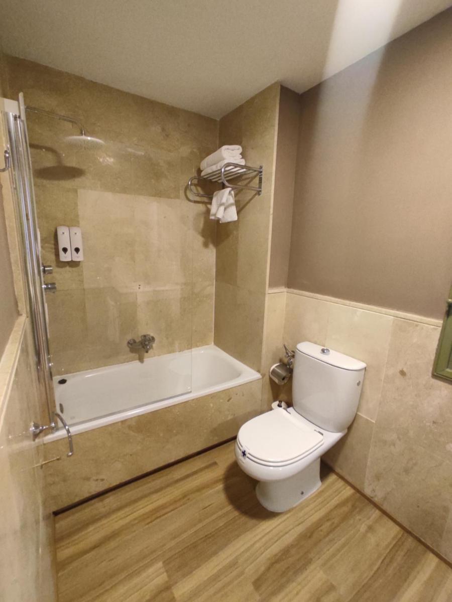 Un baño de Hotel Leonor de Aquitania