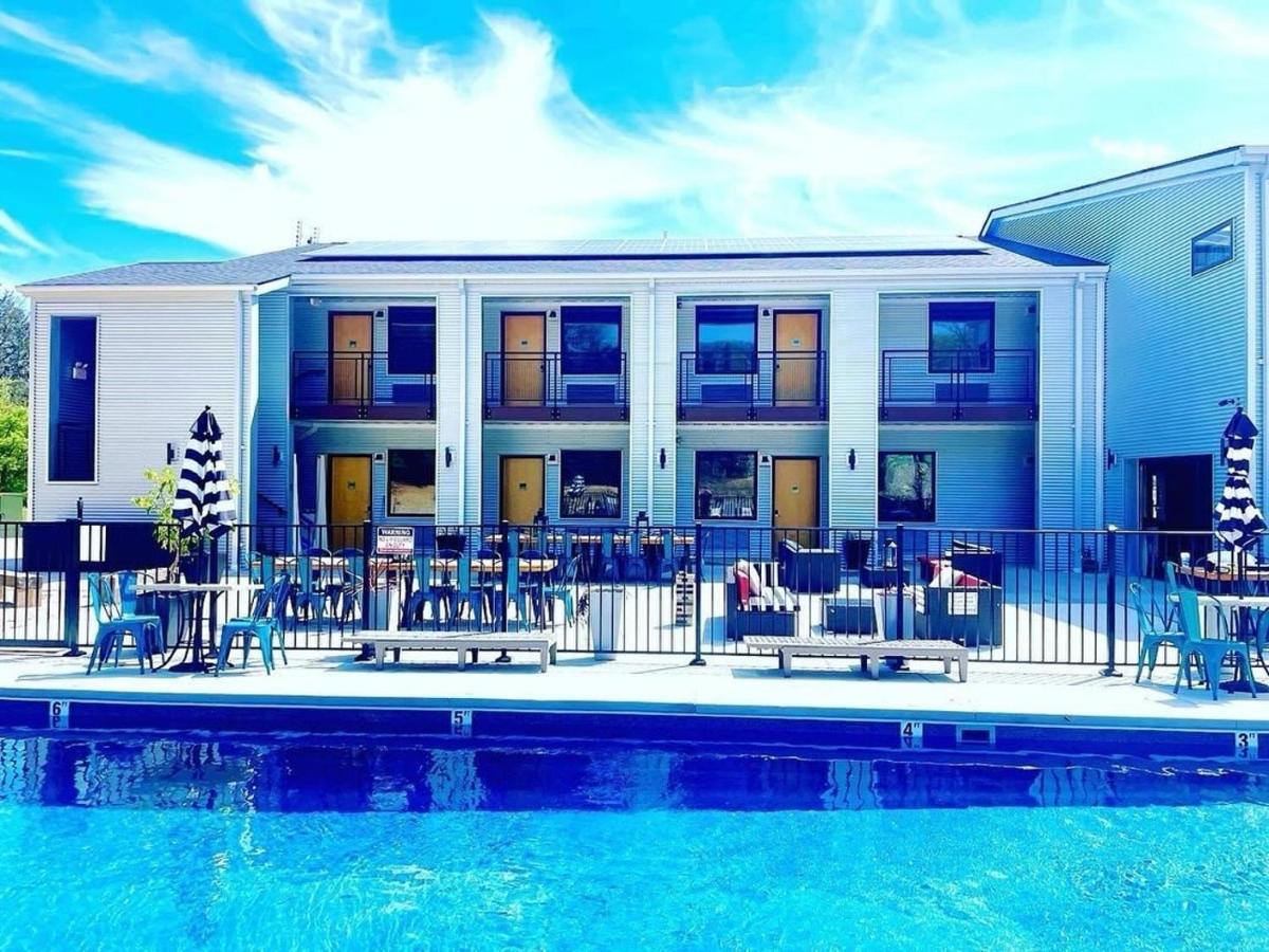 King Suite For Two With Jacuzzi In Boutique Hotel - Housity