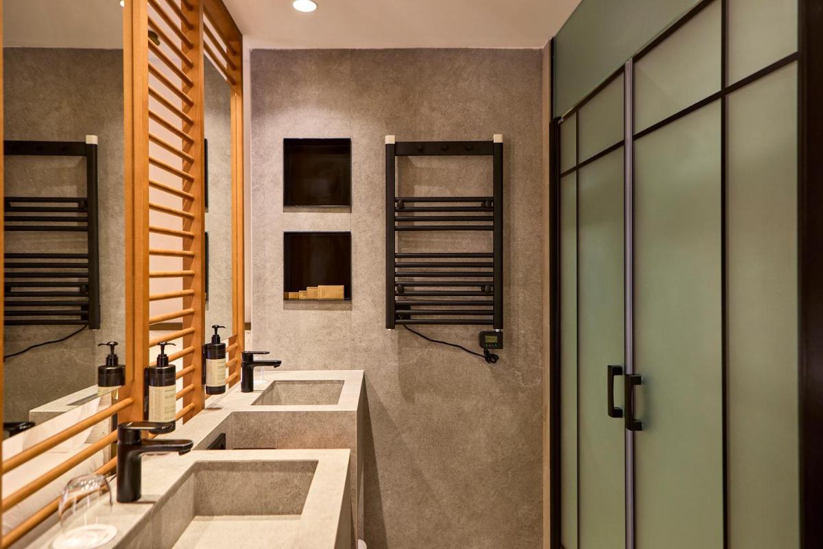 Un baño de Universal Grand León & Spa