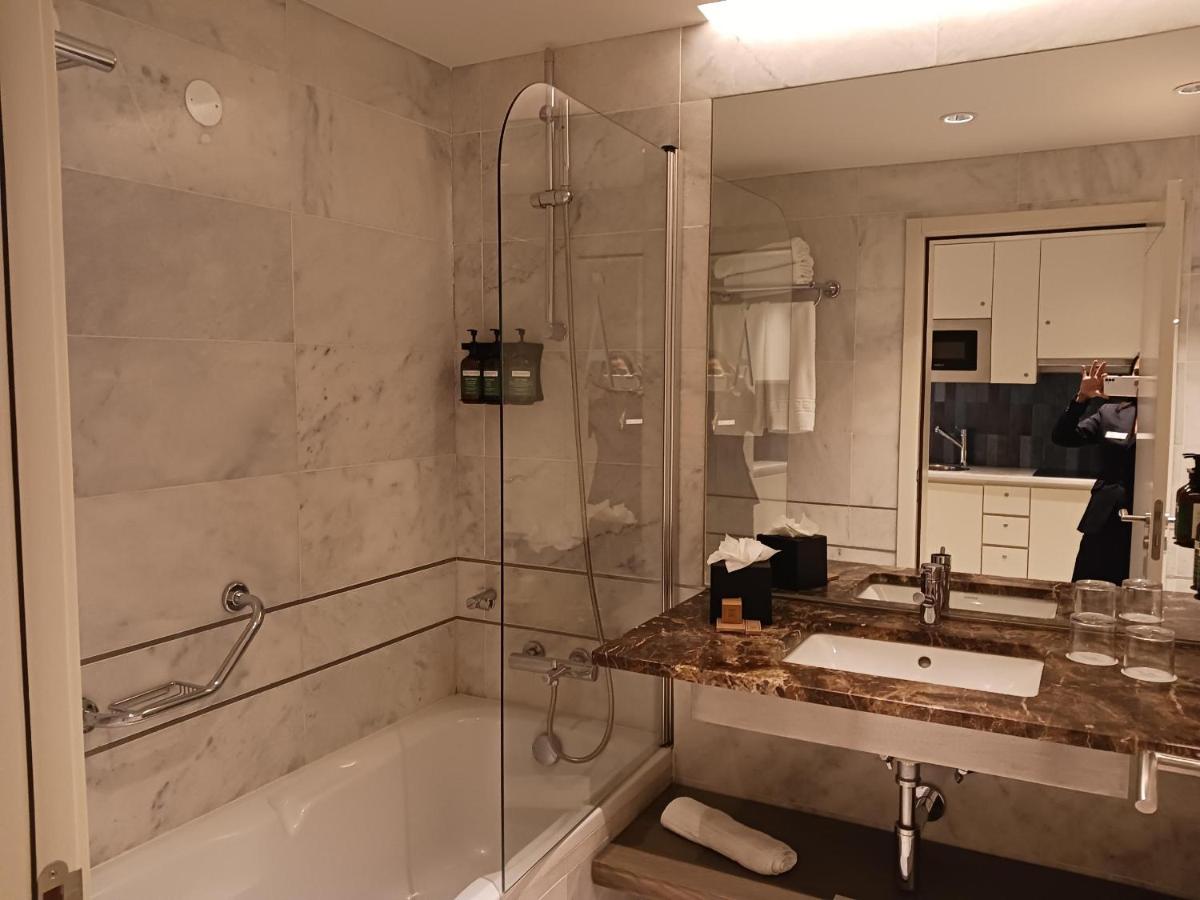 Uma casa de banho em Crowne Plaza - Caparica Lisbon