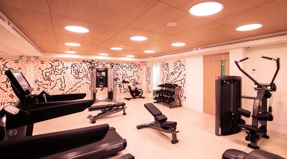 Un gimnasio con varios equipos de ejercicio en una habitación. en The Standard, Ibiza, en Ibiza