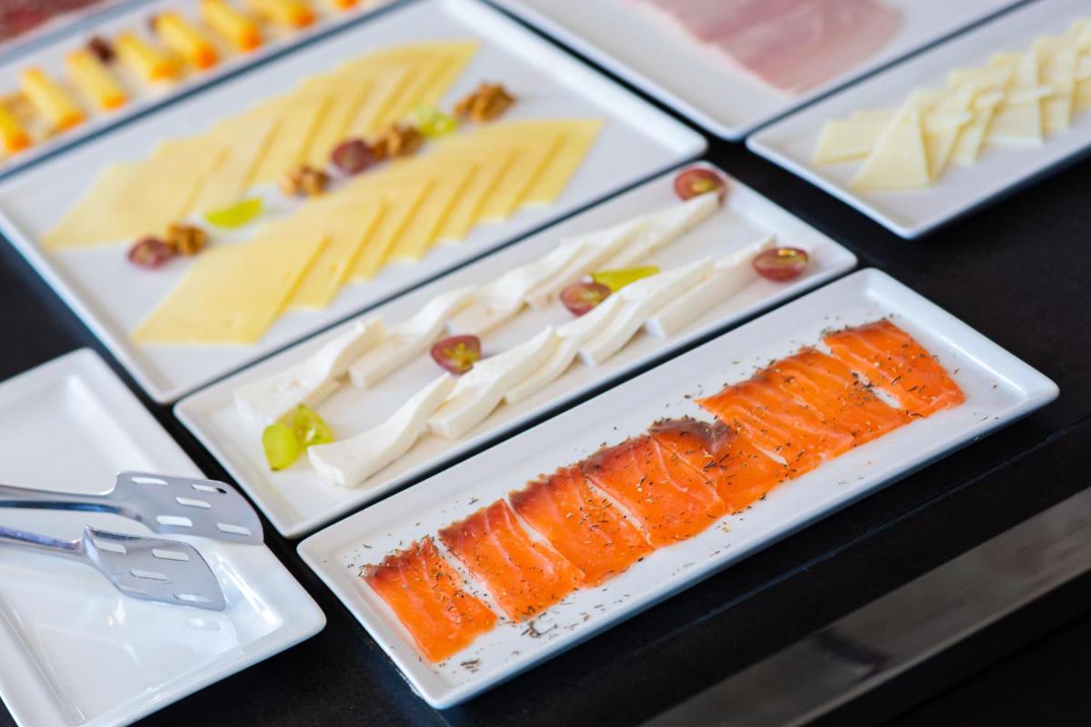 Comida en o cerca de este hotel