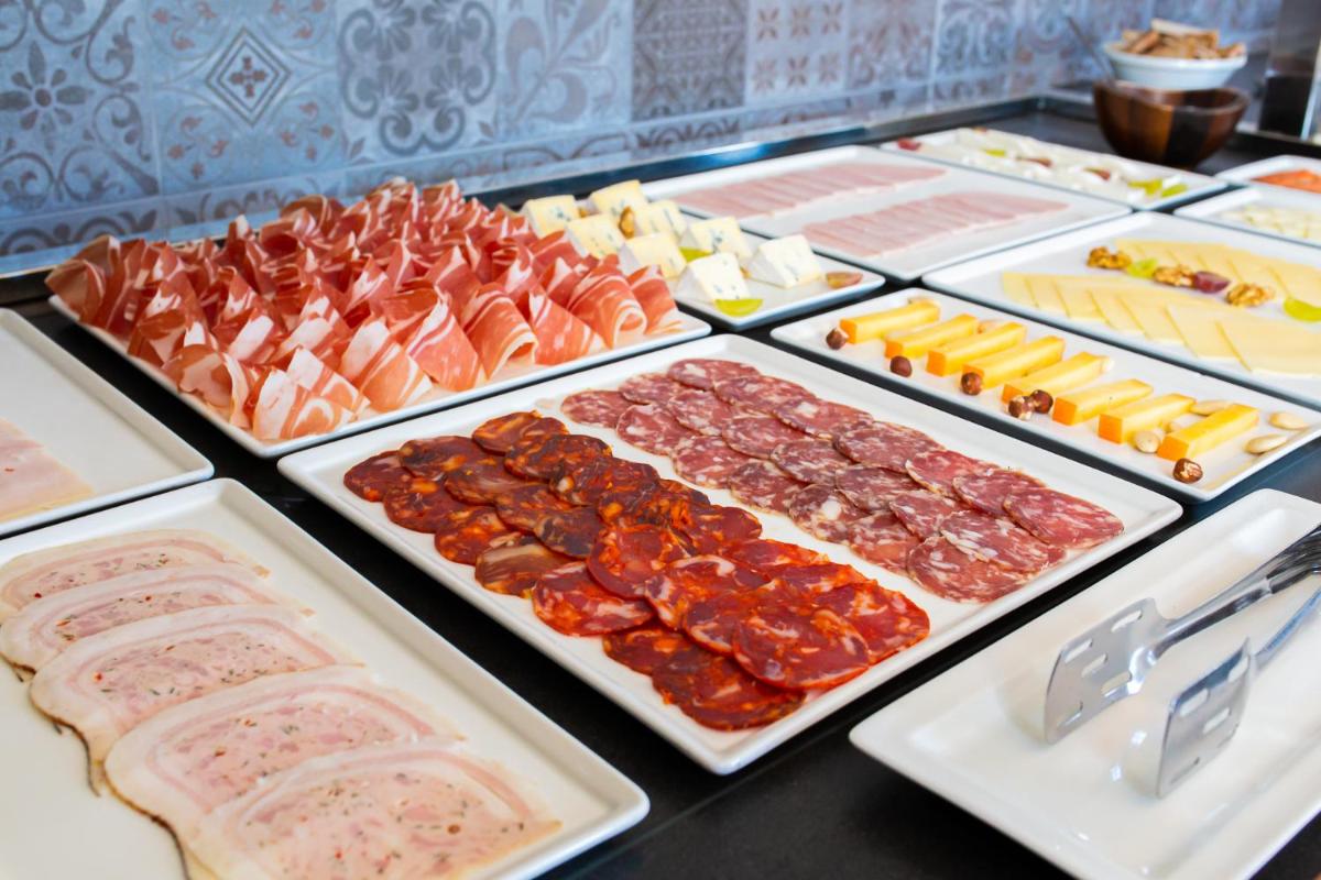 Comida en o cerca de este hotel
