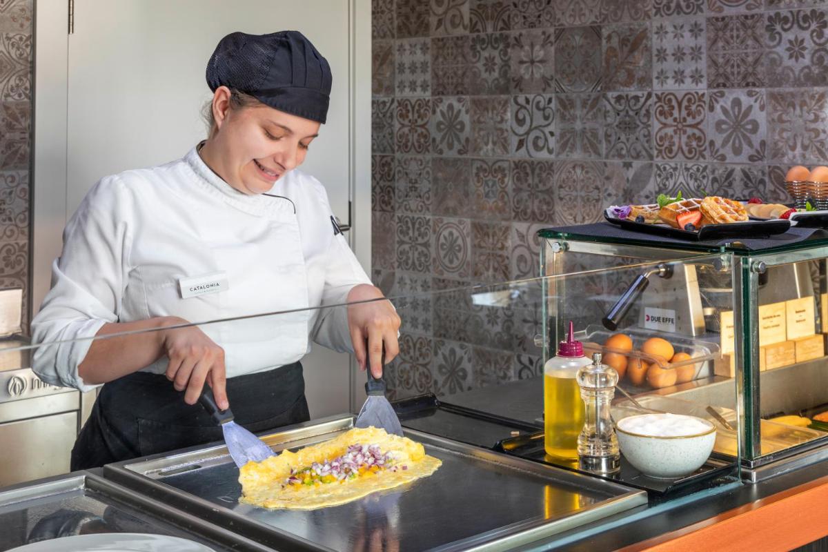 Comida en o cerca de este hotel
