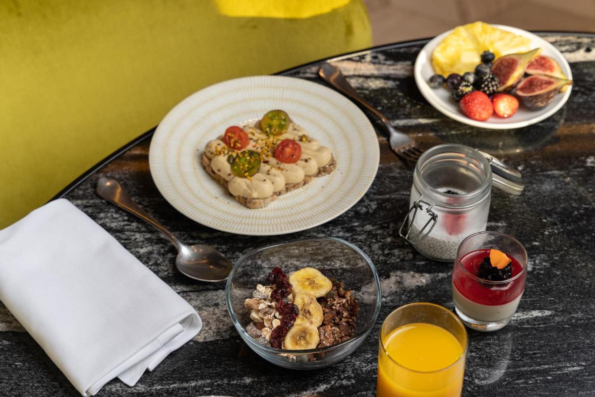 Comida en o cerca de este hotel