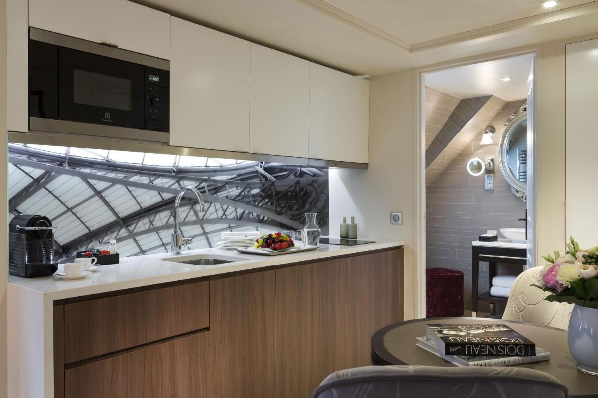 Cuisine ou kitchenette dans l'établissement La Clef Louvre Paris by The Crest Collection