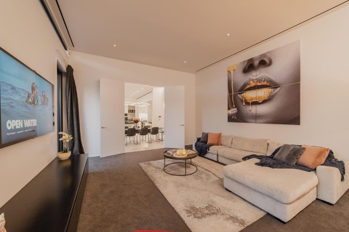 How the 1percent Live - Waiwetu St Sleeps 15 - Housity