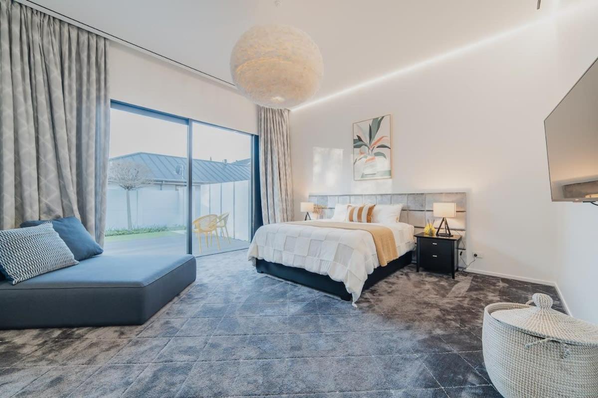 How the 1percent Live - Waiwetu St Sleeps 15 - Housity