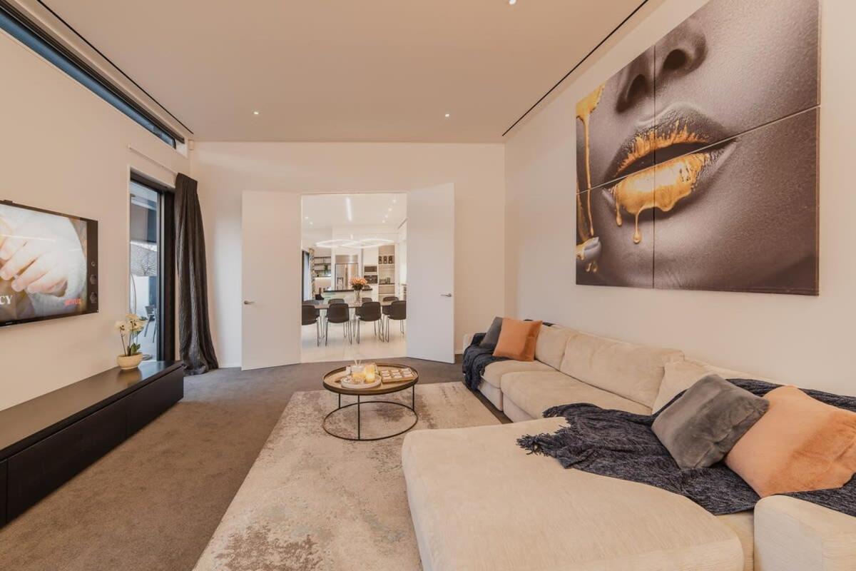 How the 1percent Live - Waiwetu St Sleeps 15 - Housity