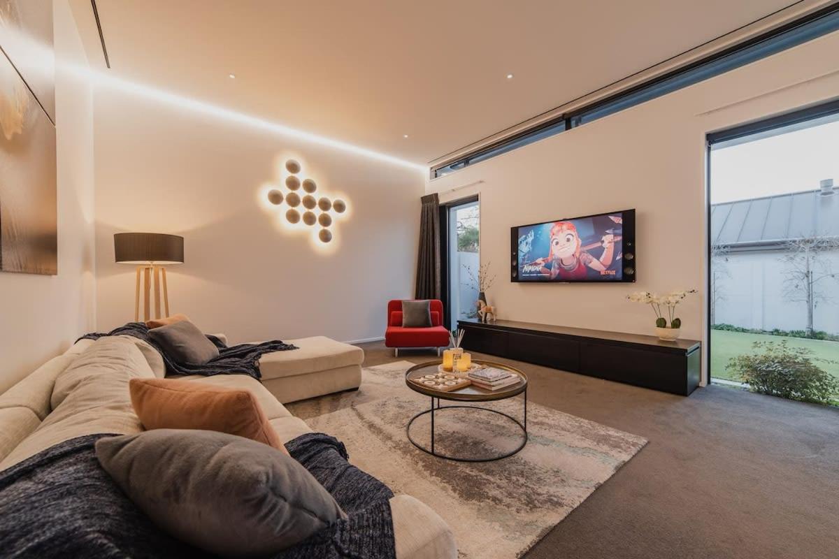 How the 1percent Live - Waiwetu St Sleeps 15 - Housity