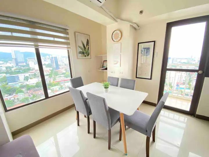 Suitetrails - Family Stay for 10 with Pool Near Ayala and SM Cebu