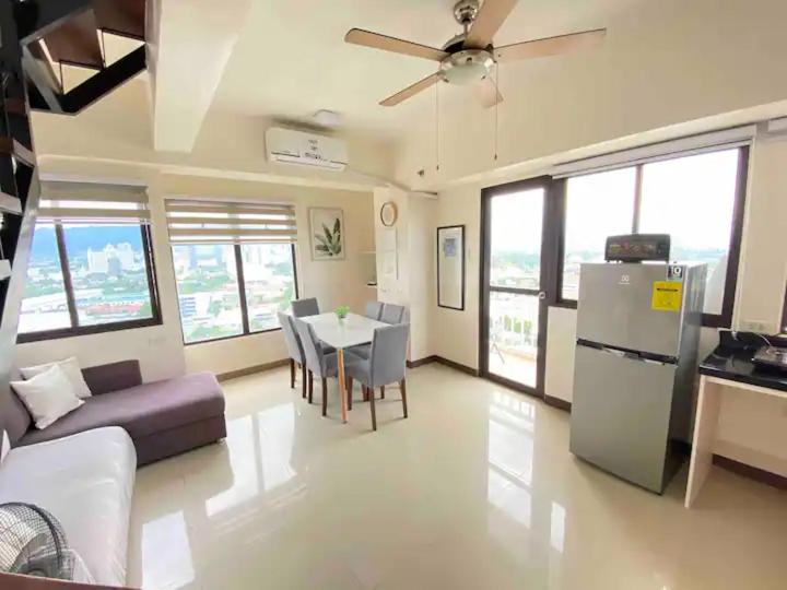 Suitetrails - Family Stay for 10 with Pool Near Ayala and SM Cebu