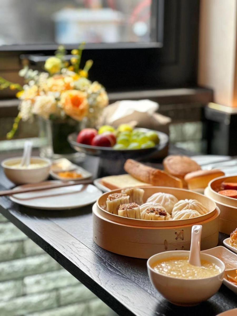 Happy Dragon Courtyard- Newly renovated with French Windows, Near Tian'AnMen Forbidden City,Lama Temple and Heaven Temple, 3minutes walk from Subway,Fluent English speaking with tourist sights tickets service ,Free coffee &laundry Service - Hizvo