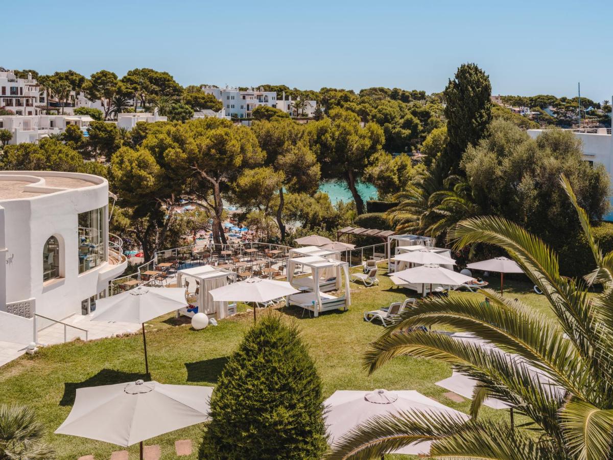 una vista aérea de un complejo con mesas y sombrillas en Grupotel Rocador - Adults Only, en Cala d´Or