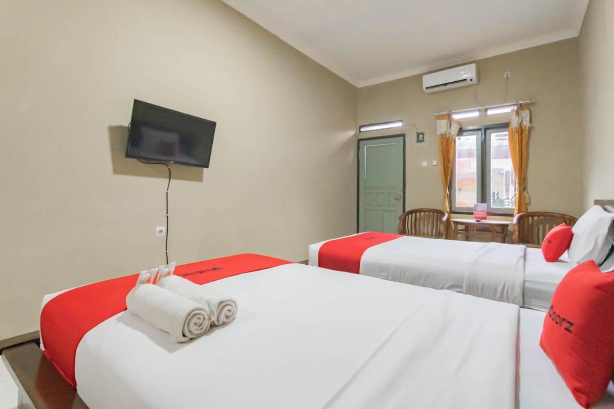 RedDoorz near Pantai Karang Hawu Pelabuhan Ratu - Housity