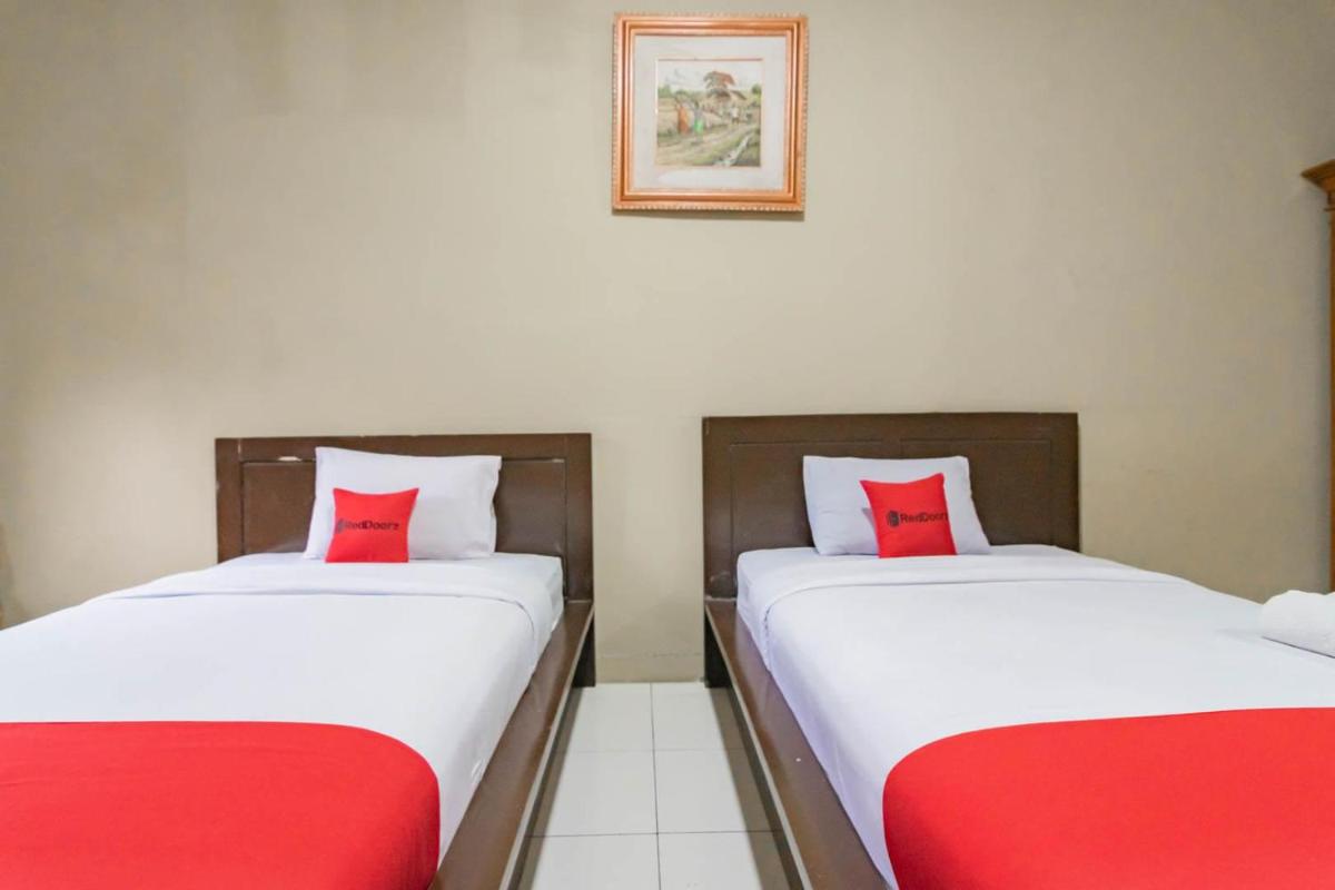RedDoorz near Pantai Karang Hawu Pelabuhan Ratu - Housity