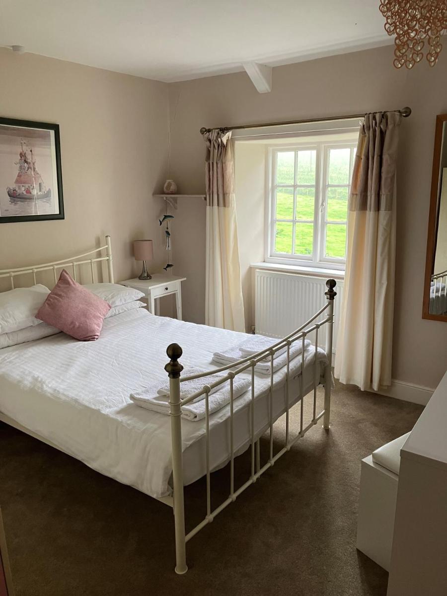Farmer Bob's Farmhouse - Housity