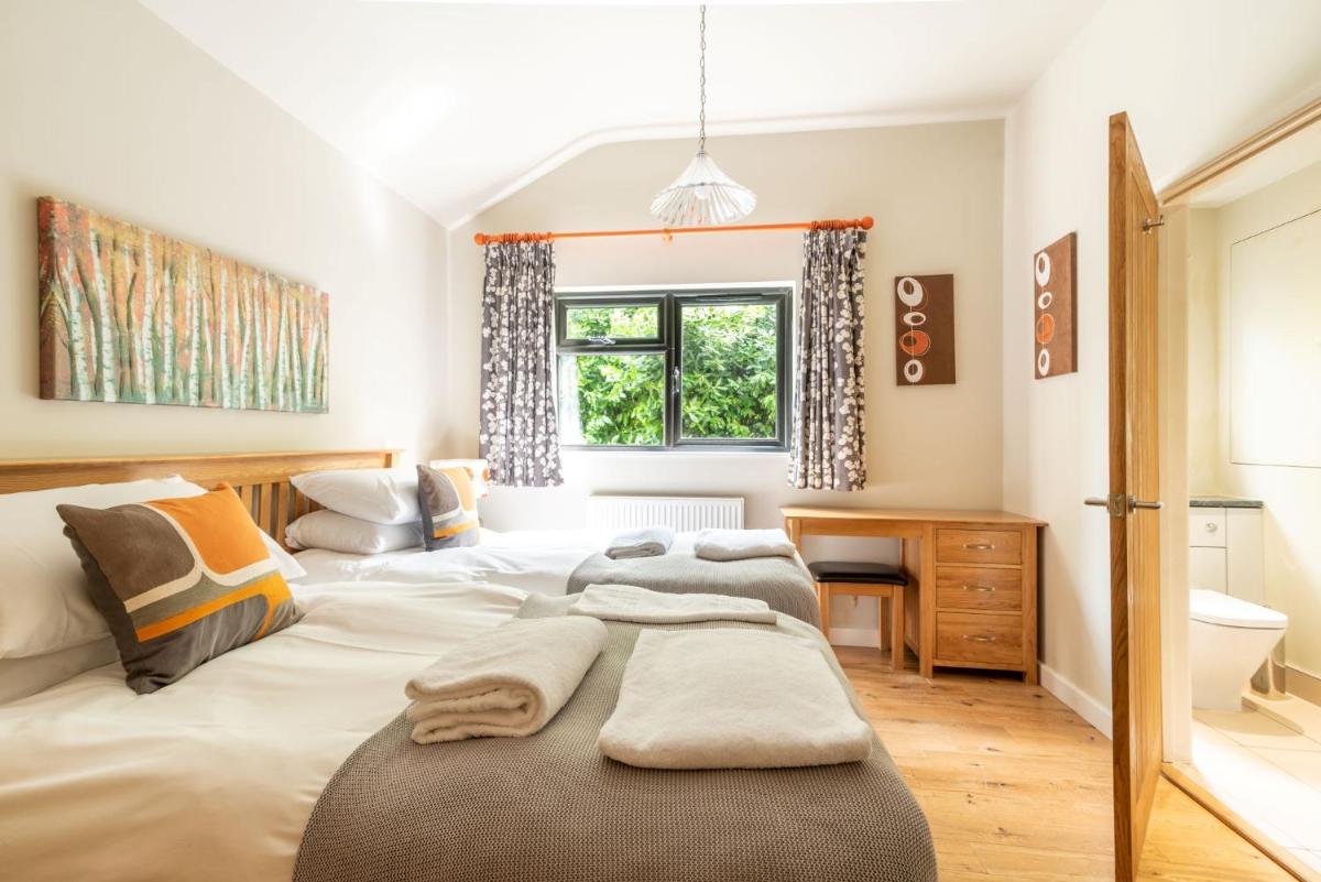 Tor Farm Lodges - Private Hot Tubs, Shared Seasonal Outdoor Pool, Dog Friendly - Housity