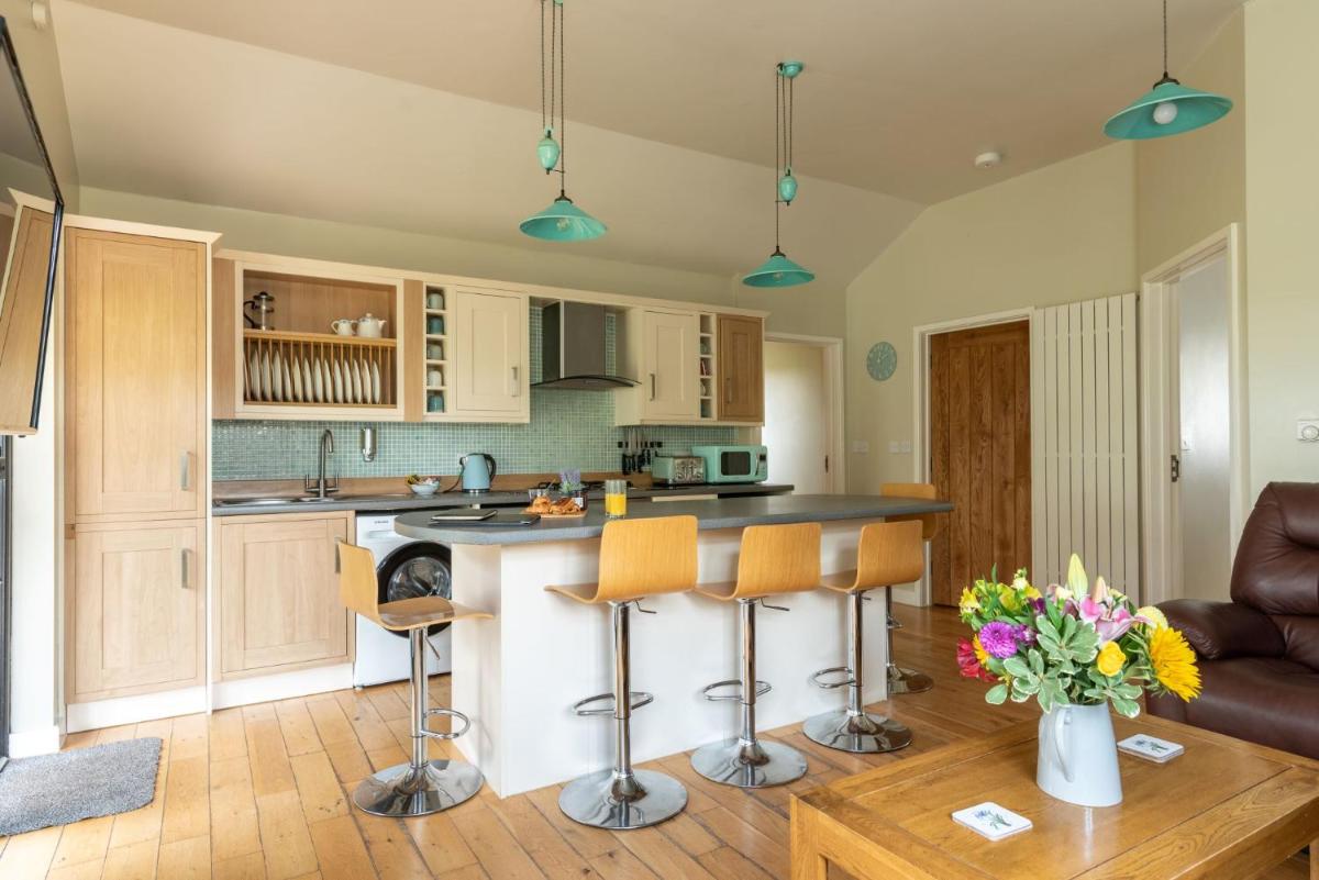 Tor Farm Lodges - Private Hot Tubs, Shared Seasonal Outdoor Pool, Dog Friendly - Housity