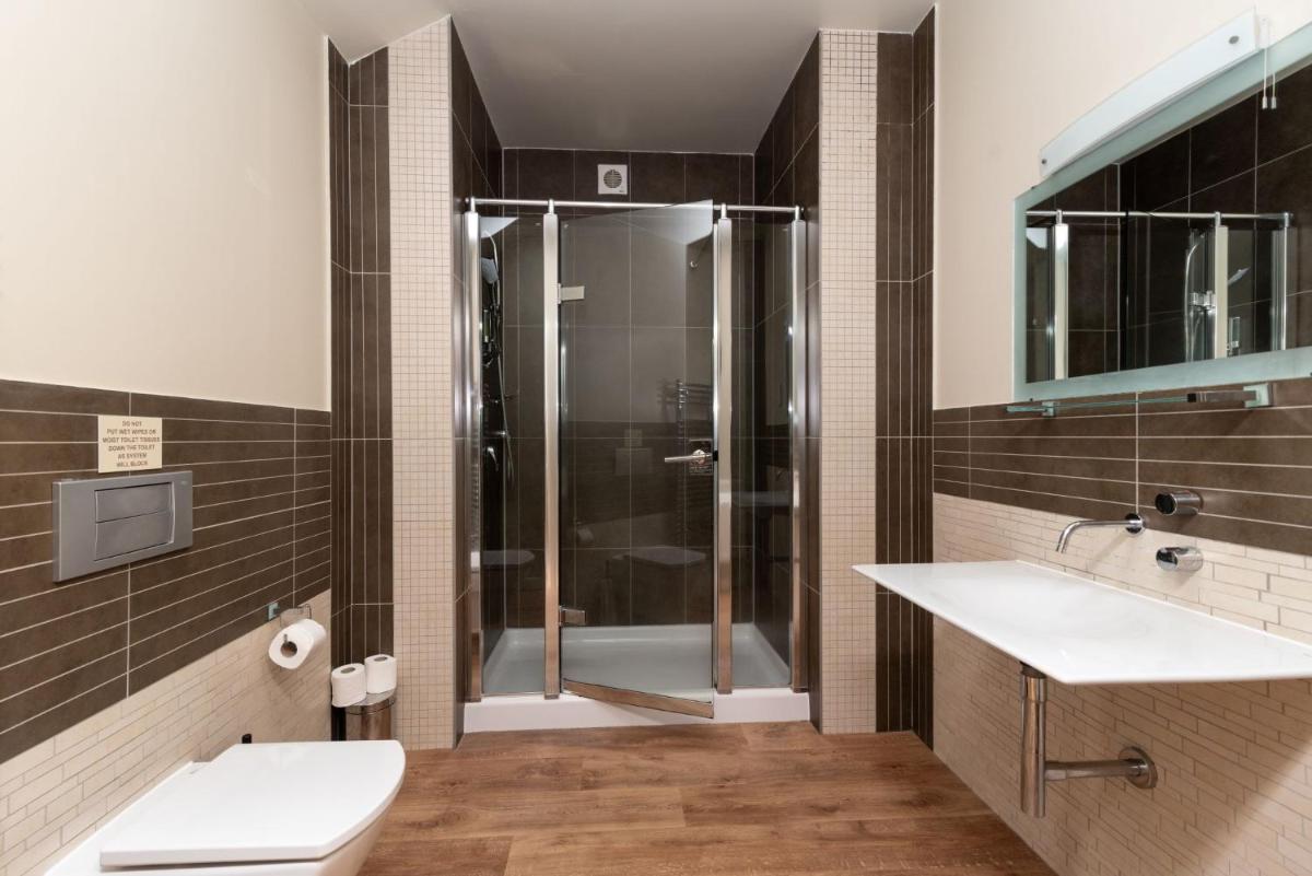 Tor Farm Lodges - Private Hot Tubs, Shared Seasonal Outdoor Pool, Dog Friendly - Housity