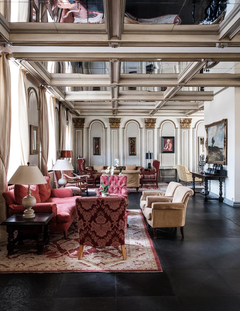 ein großes Wohnzimmer mit rosa Sofas und Stühlen in der Unterkunft Althoff Hotel Fürstenhof in Celle