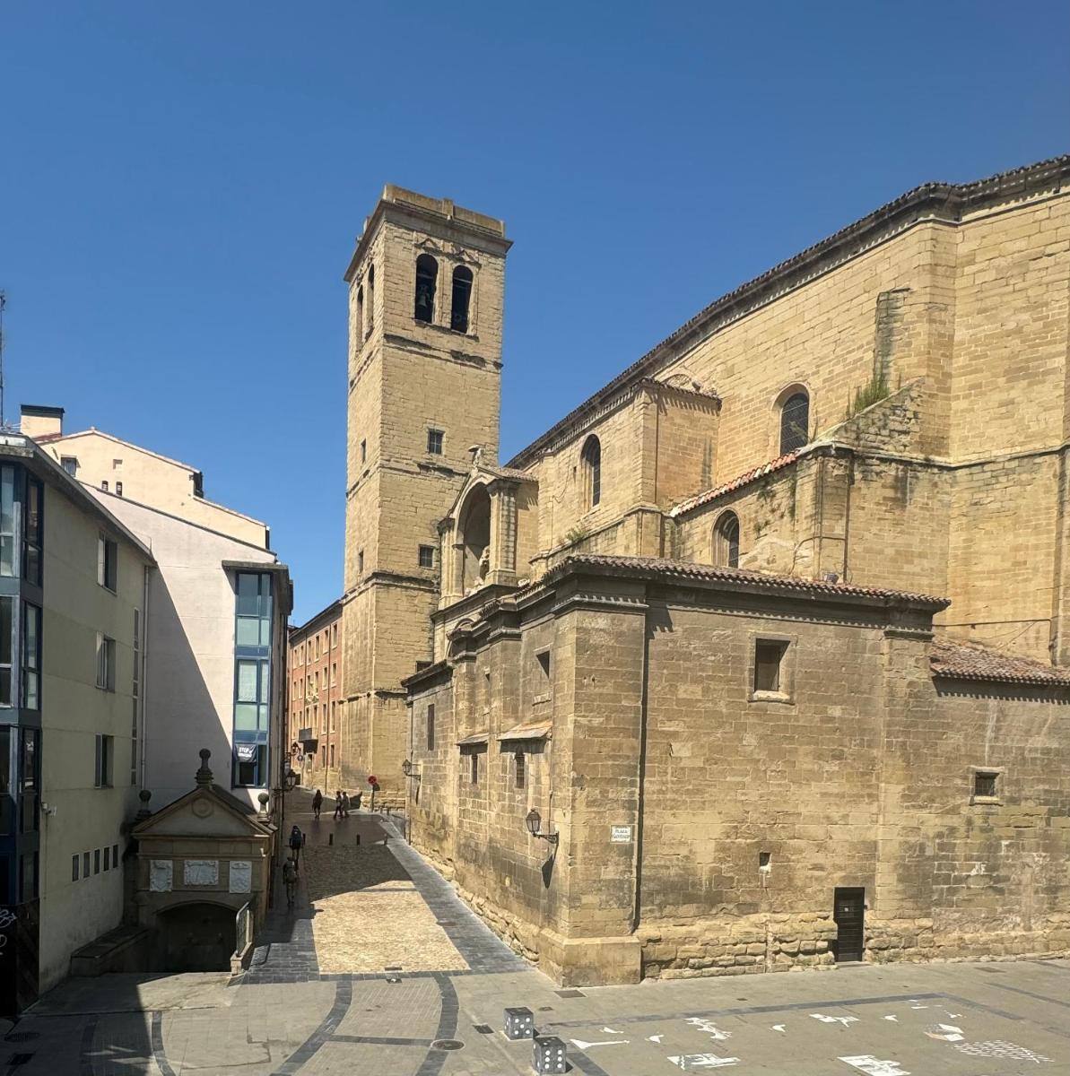 Santiago Tower Aire Ac casco antiguo By Apartamentos Logrono org - Housity