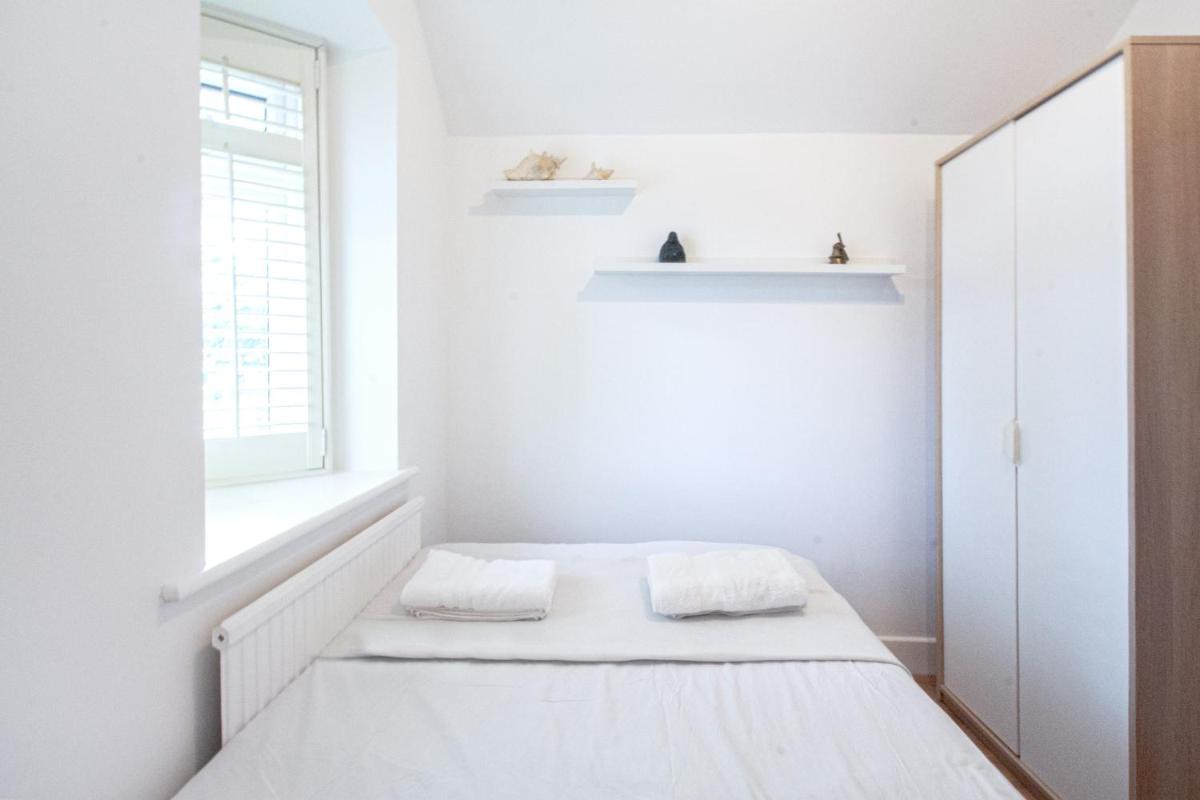 Beautiful 4 Bedroom Home with Garden Sleeps 10 - Housity