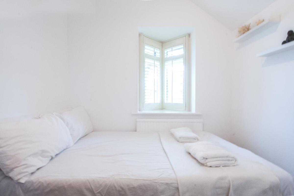 Beautiful 4 Bedroom Home with Garden Sleeps 10 - Housity