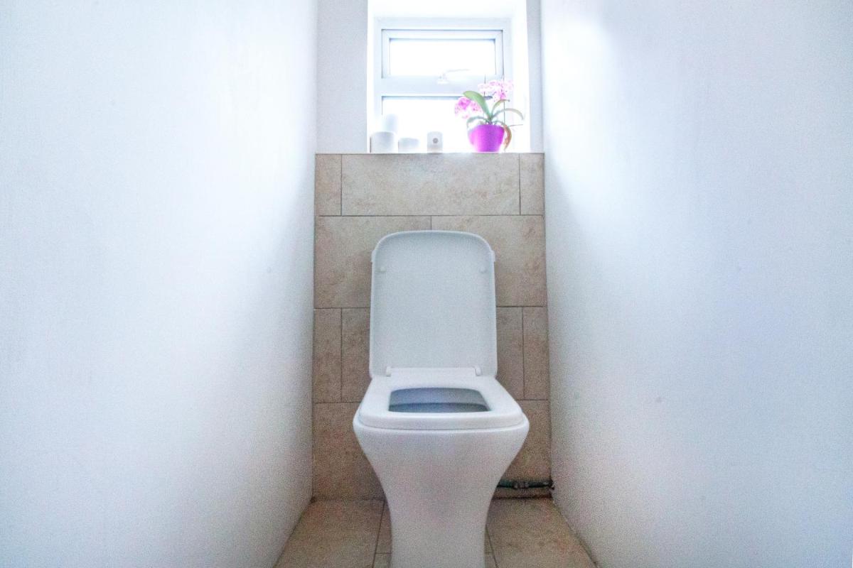 Beautiful 4 Bedroom Home with Garden Sleeps 10 - Housity