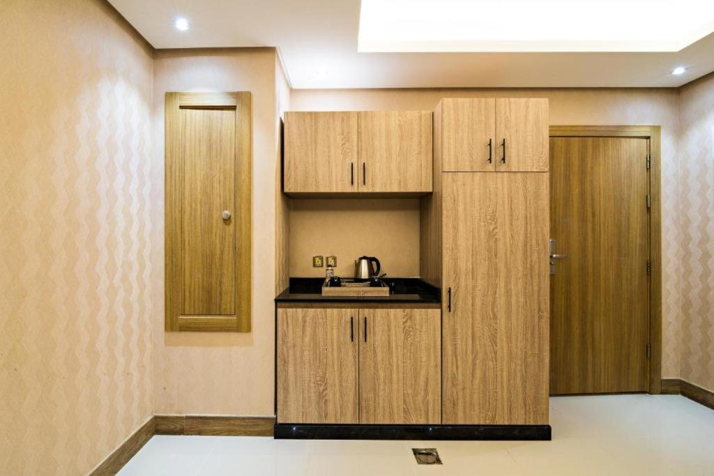 Mirnian Hotel - Housity