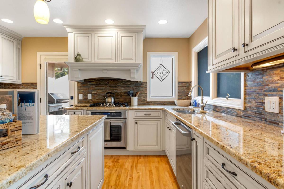 Ode to the Foothills - Housity