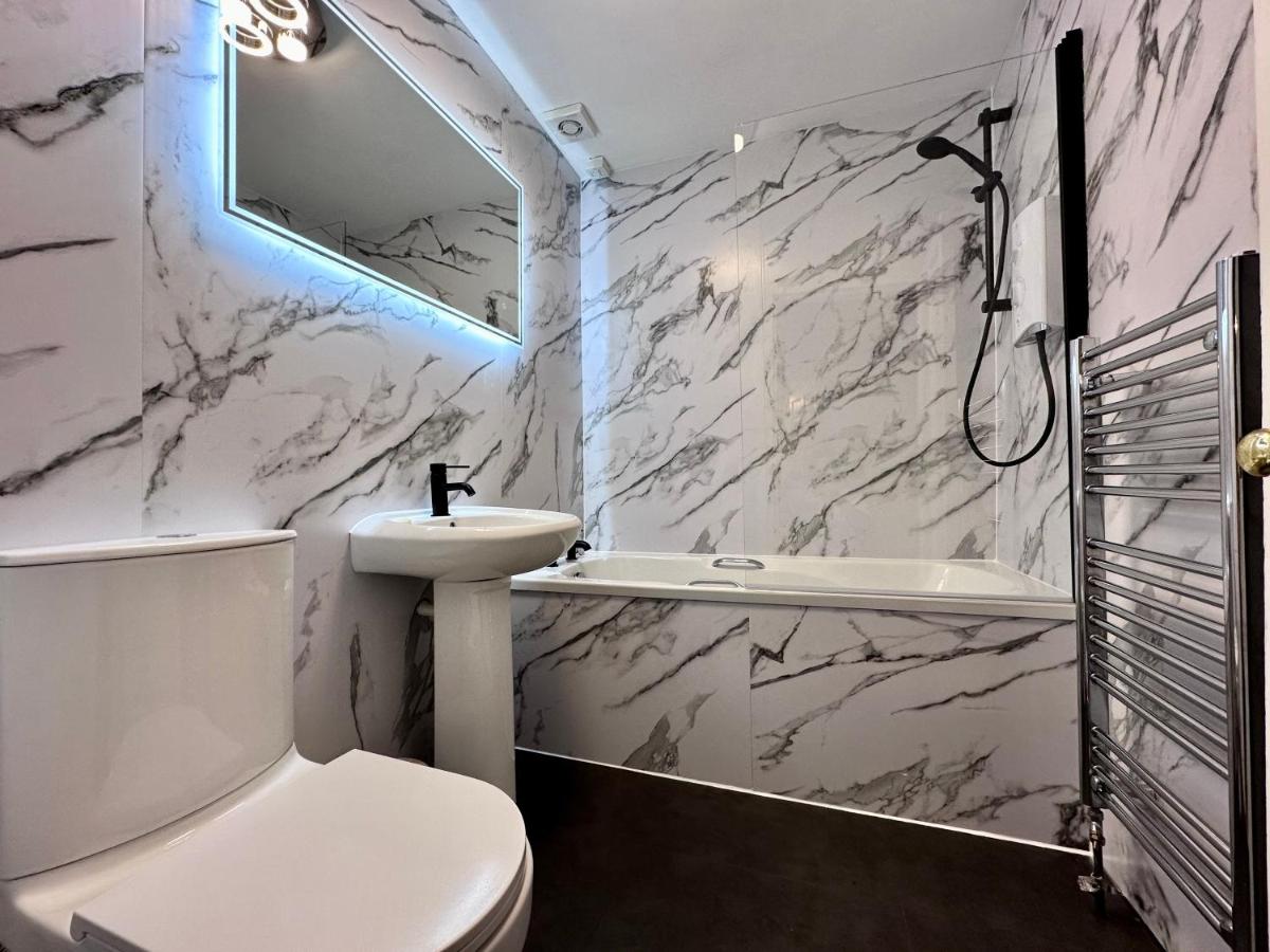 Rose Street's Hidden Treasure- 2Bed Newly Refurbished Apt - Housity