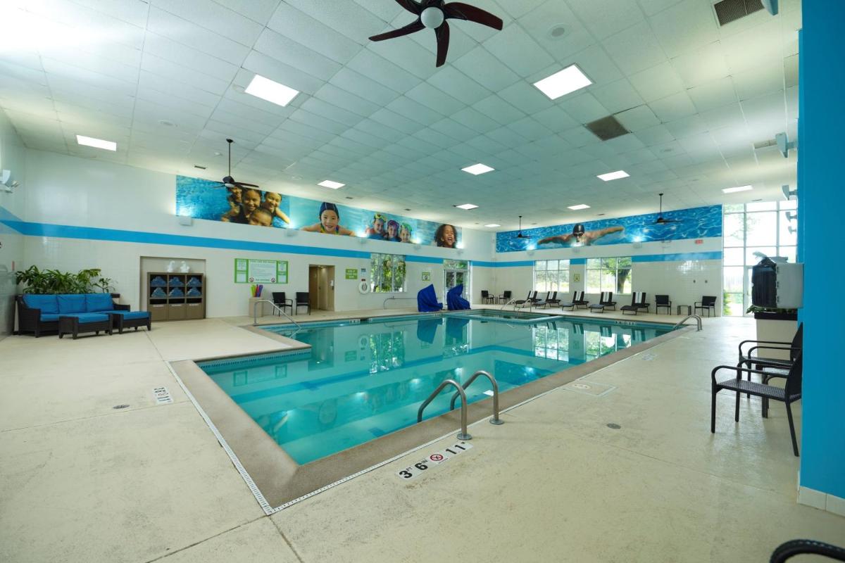 Holiday Inn & Suites Chicago-Carol Stream Wheaton by IHG - Housity