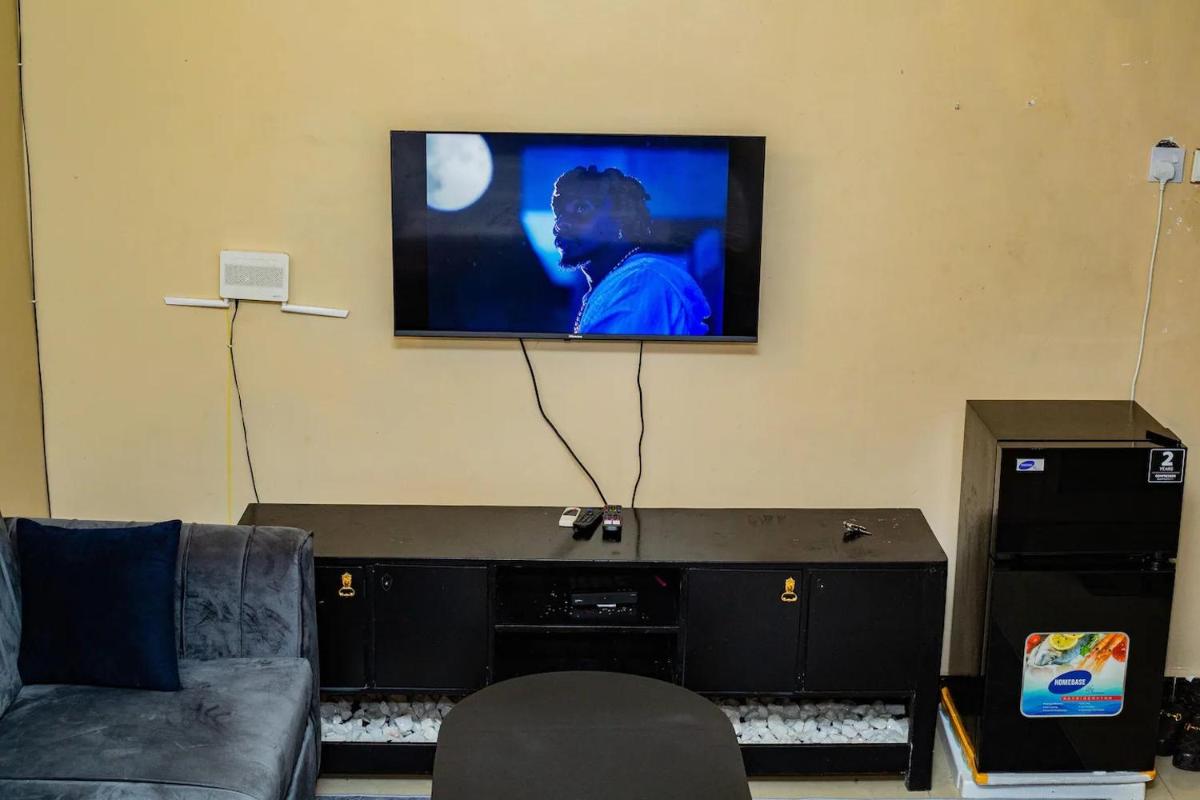 Well lit and loaded studio bnb - Housity
