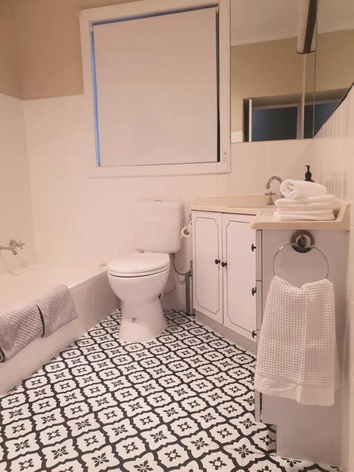 The Haven Ballarat- Cosy, open fireplace - Housity