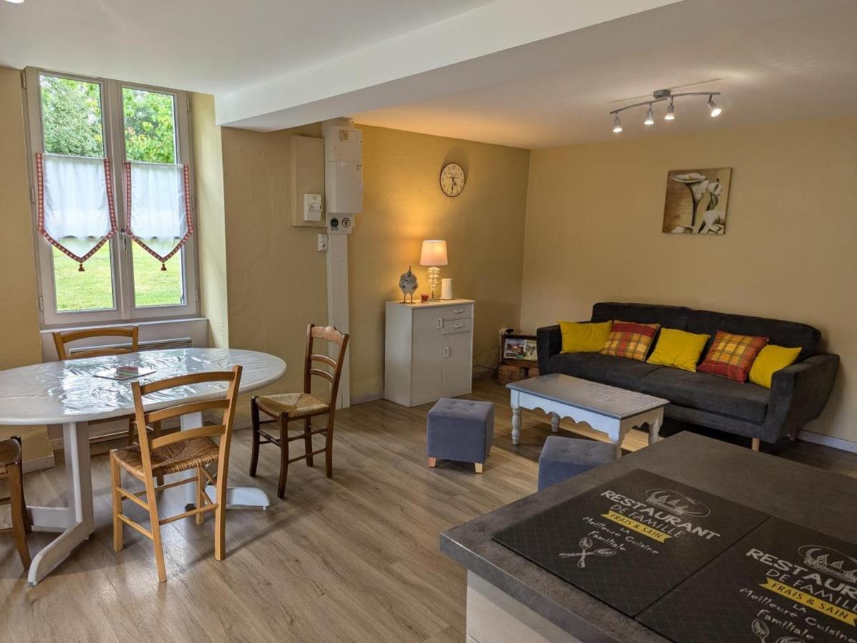 Maison de Charme en Pleine Nature avec Jardin, Terrasse et Équipements Familiaux - FR-1-653-74 - Housity