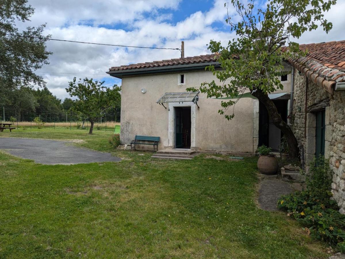 Maison de Charme en Pleine Nature avec Jardin, Terrasse et Équipements Familiaux - FR-1-653-74 - Housity