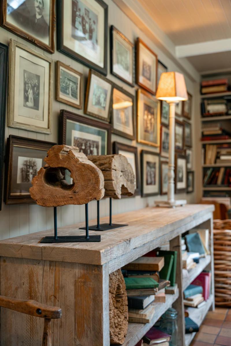 une table dans une pièce avec une table avec une lampe dans l'établissement Les Pins de César - La campagne d'Etretat, à Saint-Jouin-Bruneval