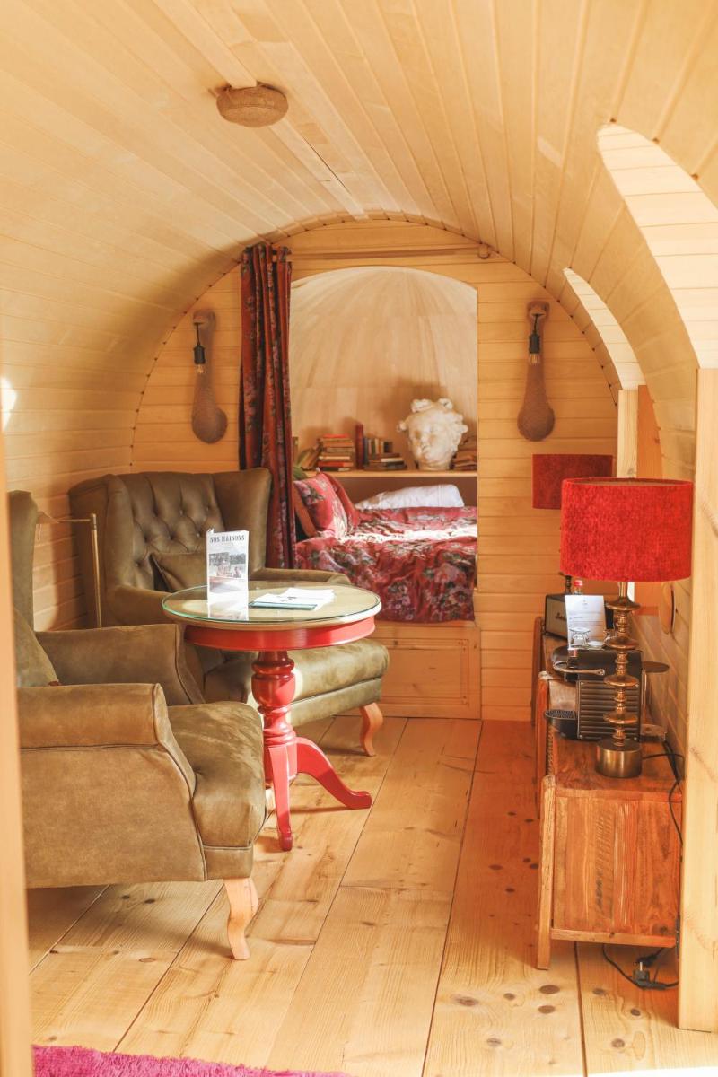 Coin salon dans l'établissement Les Pins de César - La campagne d'Etretat