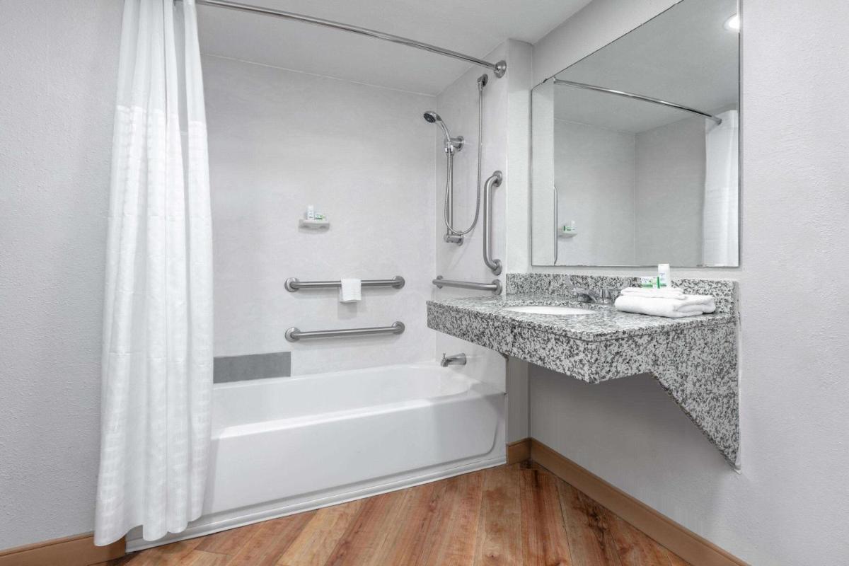 Baymont by Wyndham Austin University Area - Housity