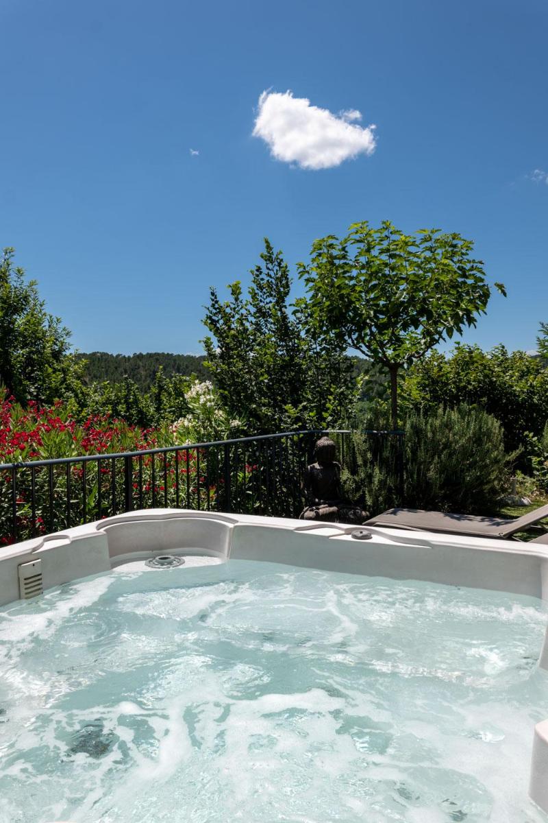 Piscine de l'établissement Domaine de Chalvêches Hôtel SPA 4* ou située à proximité