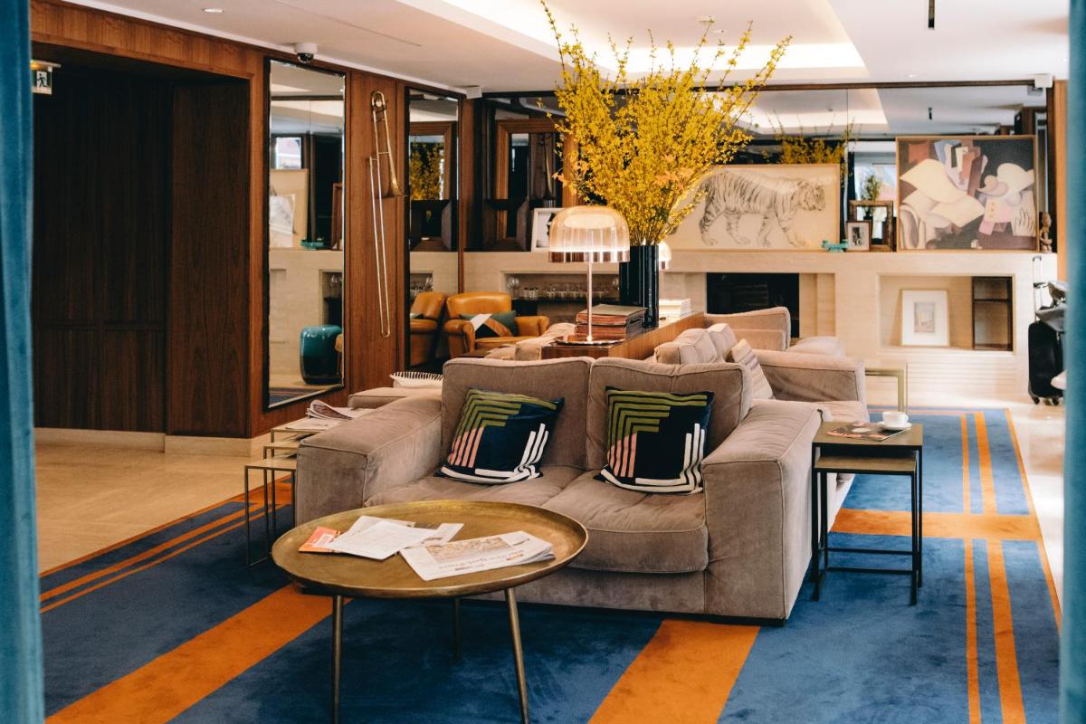 un salon avec un canapé et une table dans l'établissement Hotel Eiffel Blomet, à Paris